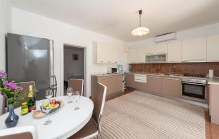 2 Bedroom Lovely Apartment In Potocnica - Potocnica - 6