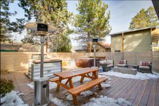 Cozy Big Bear Cabin with Hot Tub & Outdoor Kitchen - Big Bear City - 8
