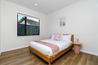New 4 bedroom city home with Tesla charger - Canberra - 8