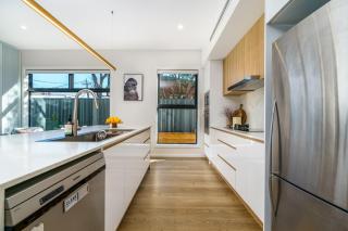 New 4 bedroom city home with Tesla charger - Canberra - 4