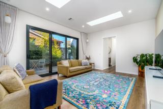New 4 bedroom city home with Tesla charger - Canberra - 9