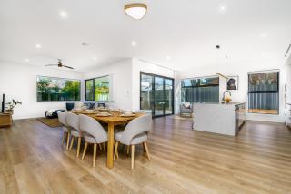 New 4 bedroom city home with Tesla charger - Canberra - 0