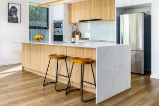 New 4 bedroom city home with Tesla charger - Canberra - 6