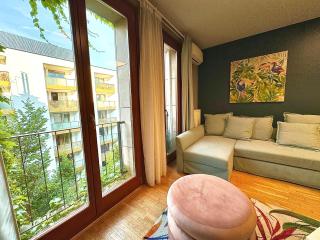 Vibrant Escape-Kazincy Residence - Budapest - 8