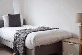 Cosy two bedroom in Romford - 9