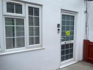 Renovated Studio - Self Check-In, Free Street Parking - Leavesden Green - 1