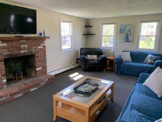 Spacious 5BR Beach House Vacation-walk to Scarborough! - Narragansett - 4