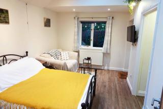 Holly Tree Hideaway - 2