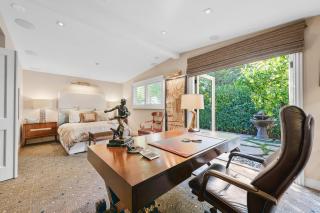 Sophisticated large room with desk and private entrance - 0