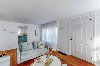 End Zone Escape-Light and Bright HOF Village Home - 2