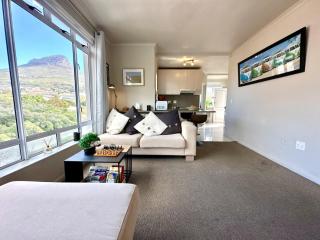 Breathtaking Table Mountain View Apartment in the Heart of Gardens - 9