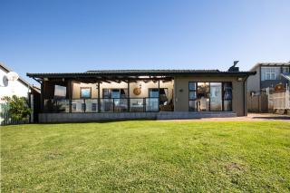 Sea Breeze Beach House - 7
