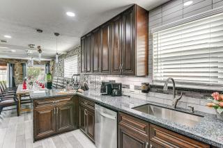 about 2 Blocks to Beach Galveston Group Getaway! - Galveston - 4