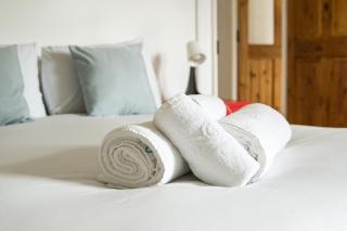 Stylish 2BD Flat with Balcony Near Stepney Green - London - 0
