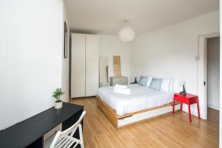 Stylish 2BD Flat with Balcony Near Stepney Green - London - 1