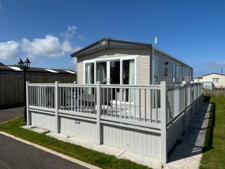The Retreat 16 - pet friendly, WiFi, and a bath - Golden Palm Resort - Meadow Lakes Caravan & Lodge Hire - Chapel Saint Leonards - 1