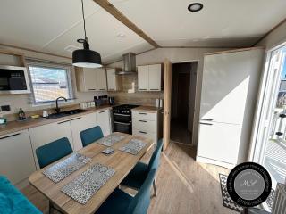 The Retreat 16 - pet friendly, WiFi, and a bath - Golden Palm Resort - Meadow Lakes Caravan & Lodge Hire - Chapel Saint Leonards - 7