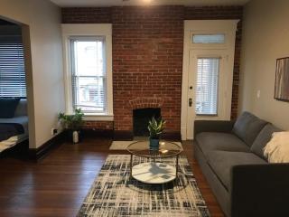 Big Brick 2 Bedroom apartment in Victorian Village - 7