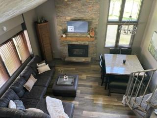 Spacious Boyne Mountain Condo- Sleeps 14 - Boyne Falls - 9