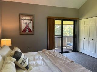 Spacious Boyne Mountain Condo- Sleeps 14 - Boyne Falls - 6
