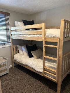 Spacious Boyne Mountain Condo- Sleeps 14 - Boyne Falls - 2