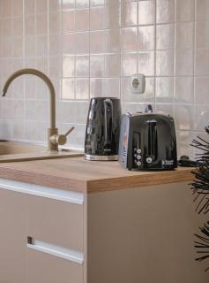 ULA LA - Stylish Boutique Apartment & Free Private Parking - 3