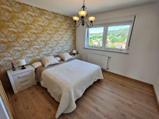 Chalet con WIFI , PS4 , garaje, 5 dormitorios, 3 baños, Santiago de Compostela - Santiago de Compostela - 0