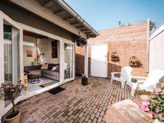 Rosa's Cottage, garden and free parking - 0