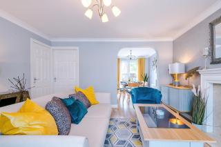 Beach Retreat with Hot Tub Sleeps 8 - Prestatyn - 3