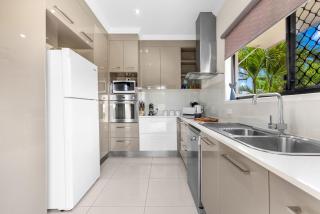 'Bay View' with Pool and Rooftop Entertaining Area - Hervey Bay - 2
