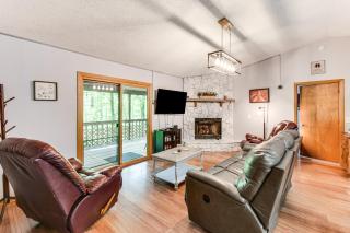 Cozy Franklin Retreat with Deck - 5 Mi to Downtown! - 7