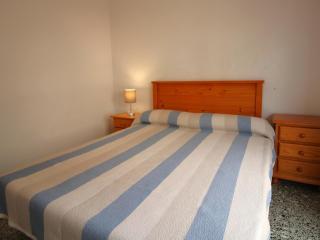 Apartamento céntrico y luminoso a 100m de la playa, renovado con WiFi, balcón y lavadora - ES-228-6 - 1