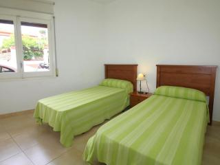 Apartamento renovado, céntrico y luminoso a 100m de la playa del Puerto, Llançà - ES-228-37 - Llança - 2