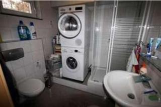 Privat Zimmer inkl eigenem Bad WC TV kostenlosem WiFi auf einer Etage Waschmaschine Trockner gegen Entgelt Nutzbar Bertrandt IBM 4 Minuten Mercedes 8 Minuten Universität Stuttgart 16 Minuten Universität Tübingen 28 Minuten Ein Lidl 140 Meter - Ehningen - 7