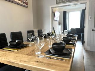 Spacious home sleeps 8 Nr Etihad Coop Live & City - 5