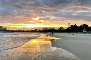 20 Steps to the Sand! - Mooloolaba - 4