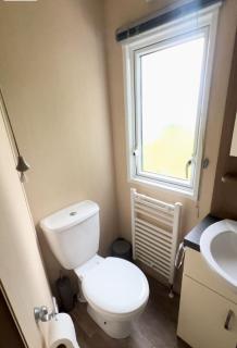 Modern Caravan With Decking At Haven Hopton-On-Sea Ref 80032M - Great Yarmouth - 2