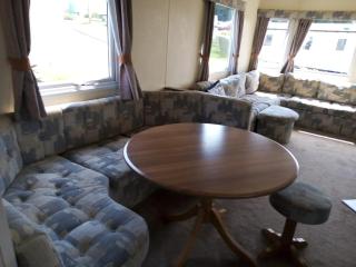 Lovely 4 Berth Caravan With Decking To The Side At Kessingland Beach Ref 90039Bc - Benacre - 6