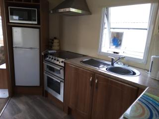 Lovely 4 Berth Caravan With Decking To The Side At Kessingland Beach Ref 90039Bc - 5