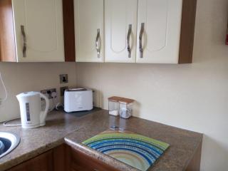 Lovely 4 Berth Caravan With Decking To The Side At Kessingland Beach Ref 90039Bc - 4