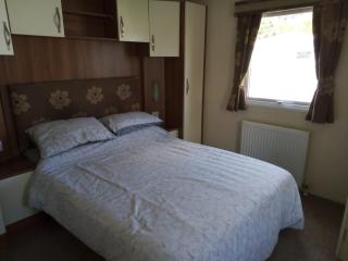 Lovely 4 Berth Caravan With Decking To The Side At Kessingland Beach Ref 90039Bc - Benacre - 3