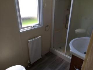 Lovely 4 Berth Caravan With Decking To The Side At Kessingland Beach Ref 90039Bc - Benacre - 2