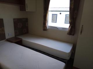 Lovely 4 Berth Caravan With Decking To The Side At Kessingland Beach Ref 90039Bc - Benacre - 1