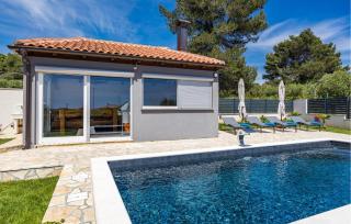 1 Bedroom Stunning Apartment In Medulin - Medulin - 1