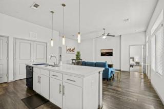 Austin Luxury 2BR 2B with Pool & FREE Parking - Austin - 1