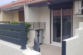 Maisonnette au bord du lac marin - 2