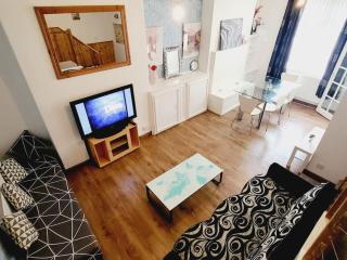 Modern 3-bedroom home with lovely garden - Cardiff - 3