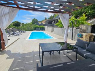 Holiday House Above with pool and summer kitchen - Klis - 2
