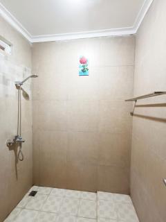 YUTAKA INN Dukuh Kupang Surabaya - Surabaya - 9