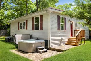 Cabin w hot tub & fire pit near Shenandoah River - 4